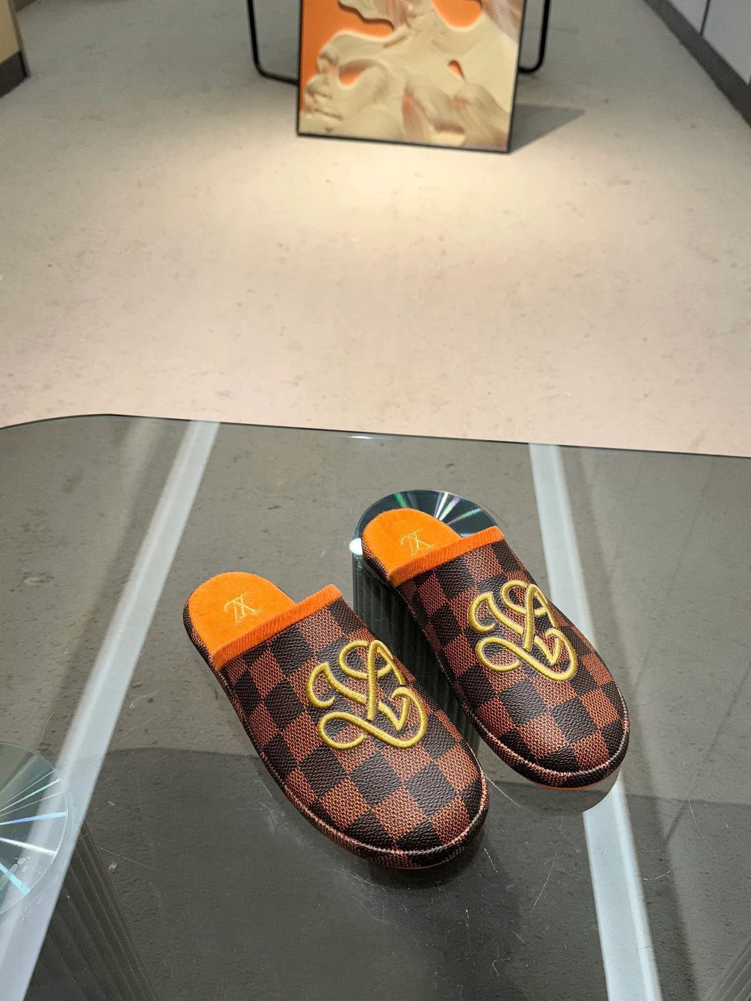 👟👟Ex-factory price 320👟👟 The 2024 couple’s counter features the latest hard goods of LV and Loewe co-branded slippers🆕 ✿Purchase level! Full of high-end feel! A popular model among bloggers at home and abroad, it’s retro and fashionable and looks amazing on your feet! Official website main recommendation code number 35-46